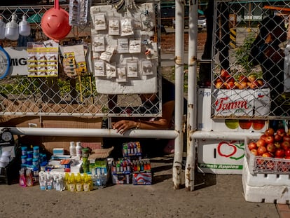 En el Puente internacional Simón Bolívar, el comercio abunda, viveres, cambio de dinero, compra de pelo y transporte son los negocios más comunes. Cúcuta, Colombia, el 1 de julio de 2022.