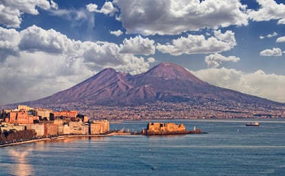 La ciudad de Nápoles con el Vesubio al fondo.