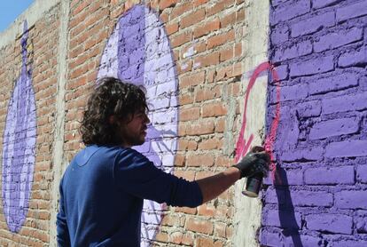 Libre Gutiérrez, artista tijuanés, inicia uno de sus dibujos.