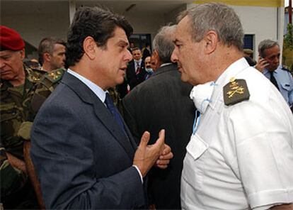 Trillo conversa con el general médico Vicente Navarro el 27 de mayo de 2003 durante su visita al tanatorio turco.