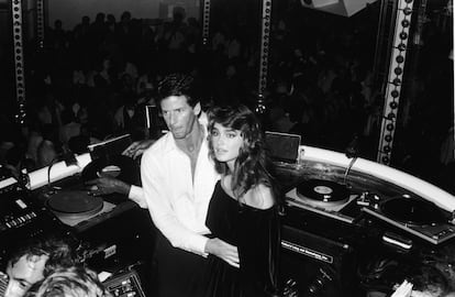 A?o 1981. Calvin Klein y Brooke Shields en la cabina del DJ de Studio 54.