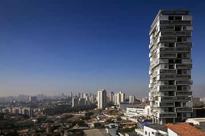 Pensada como el juego de niños Jenga (creado por Leslie Scott y que consiste en estabilizar bloques apilados en una estructura), el arquitecto brasileño Isay Weinfeld ha levantado en Sao Paulo la Torre 360º. Incluye apartamentos de 130, 170 y 250 metros cuadrados (entre dos y cuatro por piso), cada uno con terraza, hasta 62 en 20 pisos.