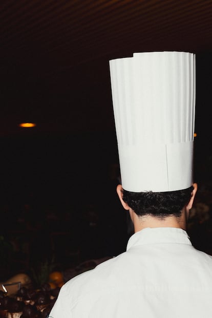 Todos los cocineros, como manda el espíritu 'ancien régime', llevaban su gorro.