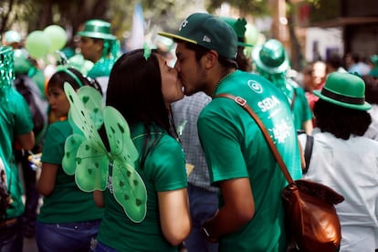 Dos personas se besan durante la celebración del día de San Patricio en Ciudad de México (México), el 17 de marzo de 2018.