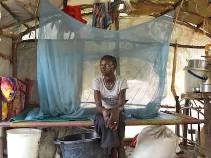 Nyakuei Thiang Koay, de 18 años, vive en la aldea de Pakur. “Cuando estás menstruando, te prohíben cocinar, ir a buscar agua y ordeñar vacas. Nadie nunca me habló de la regla: ni mi madre ni mi hermana. Solo a veces escuché comentarios sobre sangre y menstruación”.