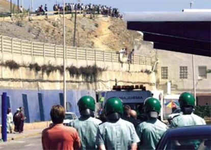 Incidentes entre jóvenes de la barriada ceutí del Príncipe y guardias civiles, en agosto de 2001, por la retención de marroquíes en la frontera de El Tarajal.