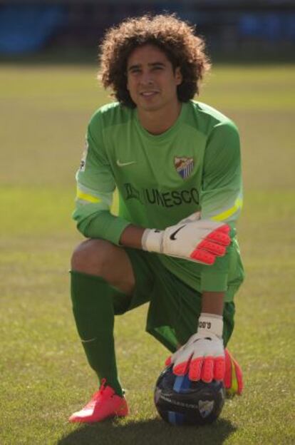 Guillermo Ochoa, con la equipación del Málaga