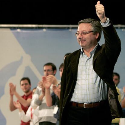 José Blanco saluda durante la clausura del Congreso de las Juventudes Socialistas organizado en Barakaldo.