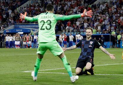 Ivan Rakitic celebra con Danijel Subasic después de marcar el gol decisivo en la tanda de penaltys.