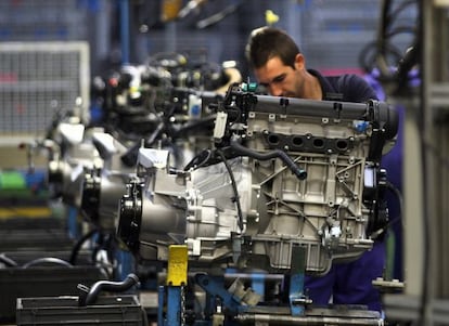 Un operario trabaja en la cadena de montaje de Ford. 