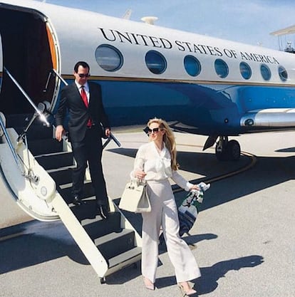 La imagen que Louise Linton subió a Instagram y en la que alardeaba de las marcas de lujo que vestía en viaje oficial del Gobierno.