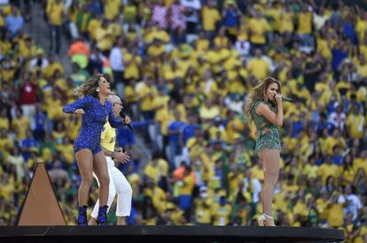 Os cantores Claudia Leite (azul), Jenifer Lopez (verde) e Pitbull.