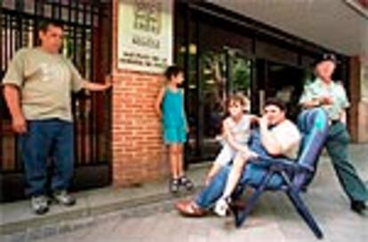 Carlota Fernández, con su familia, frente al Instituto de la Vivienda de Madrid, donde asegura que se quedará día y noche hasta que le faciliten un piso.