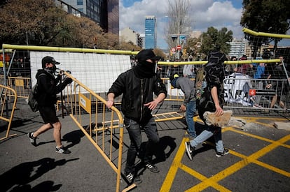 Ha habido momentos de tensión con los Mossos d'Esquadra, aunque los activistas se han alejado unos metros del lugar de la hoguera que han creado. En la imagen, un momento de la protesta contra Vox en Barcelona.
