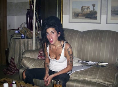 En 2008, con 25 años, Amy Winehouse admite tener un serio problema con el alcohol y las drogas e ingresa en un centro de rehabilitación por voluntad propia. Su entonces marido, Blake Fielder-Civil, estaba en prisión condicional acusado de agredir al dueño de un pub e intentar obstruir el curso de la justicia.