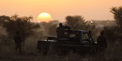 Soldados hacen guardia durante una ceremonia militar en Niamey (Níger) el pasado día 22, en homenaje a los 71 soldados nigerianos asesinados en un ataque ese mismo mes en la región de Tillaberi, en el Sahel.