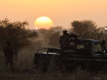 Soldados hacen guardia durante una ceremonia militar en Niamey (Níger) el pasado día 22, en homenaje a los 71 soldados nigerianos asesinados en un ataque ese mismo mes en la región de Tillaberi, en el Sahel.