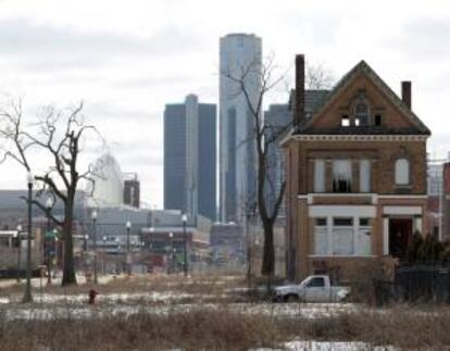 Fotografía de archivo del 3 de marzo de una casa abandonada con el edificio de General Motros de fondo, en Detroit, Michigan (EE.UU.). EFE/Archivo
