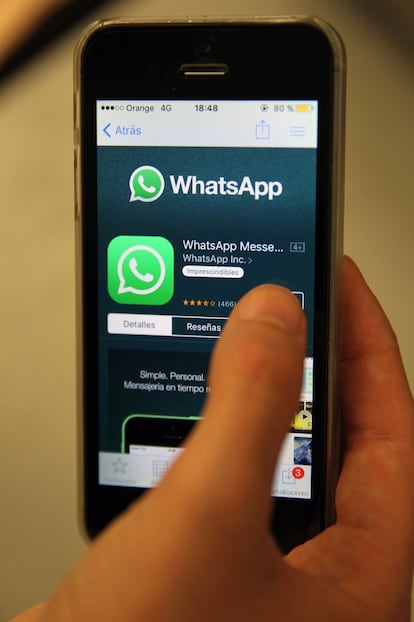 Un usuario descarga WhatsApp en su smartphone.