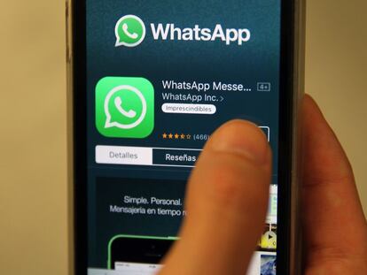 Un usuario descarga WhatsApp en su smartphone.