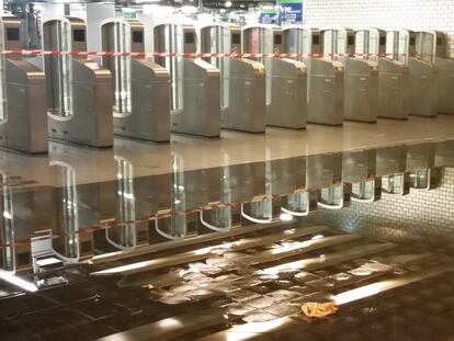 Inundaci&oacute;n en la estaci&oacute;n de metro de Chatelet tras la tromba del domingo