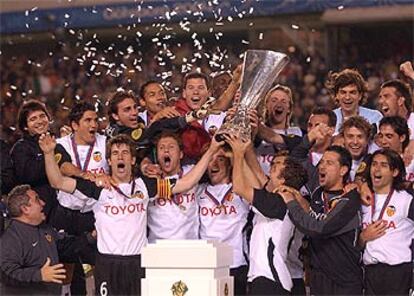 Los jugadores y algunos componentes del cuerpo técnico del Valencia celebran el título con la Copa de la UEFA sostenida, entre otros, por el capitán, David Albelda, que ha hecho una gran temporada. La histórica victoria ha sido ante el Olympique Marsella en el estadio Ullevi de Gotemburgo (Suecia) por 2-0 con goles de Vicente, de penalti, y Mista.