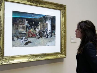 Una visitante en el Museo Bellas Artes contempla la obra de Fortuny.