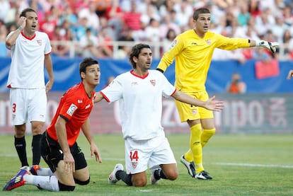 Escudé acaba de derribar al valencianista Aduriz, todos miran al colegiado, ¿qué pasara?