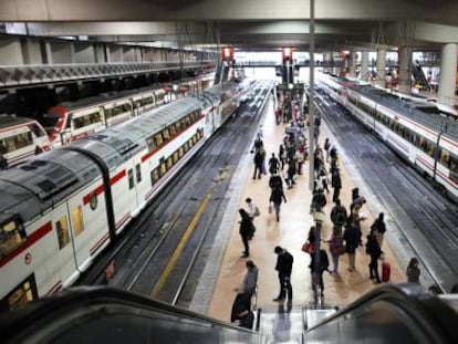Trenes de Cercan&iacute;as en la estaci&oacute;n de Atocha de Madrid. 