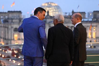 El canciller alemán, Olaf Scholz (derecha); el presidente español, Pedro Sánchez (izquierda), y el primer ministro portugués, António Costa, este viernes en la terraza de la Cancillería alemana, en Berlín.