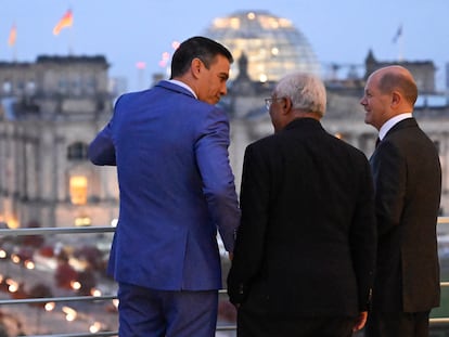 El canciller alemán, Olaf Scholz (derecha); el presidente español, Pedro Sánchez (izquierda), y el primer ministro portugués, António Costa, este viernes en la terraza de la Cancillería alemana, en Berlín.