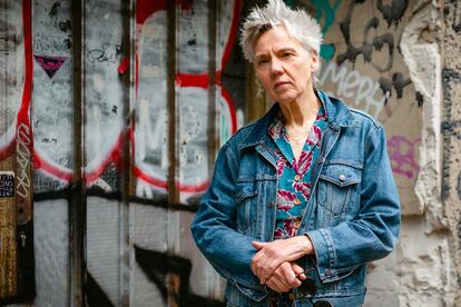 La escritora y traductora alemana Esther Kinsky, retratada en el barrio de Neukölln, en Berlín, a mediados de junio.