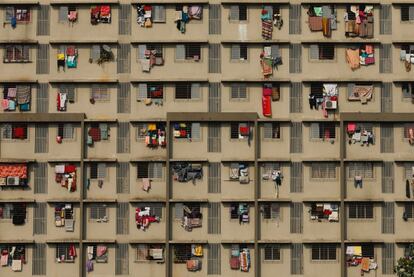 Fachada de un edificio residencial con ropa tendida en Bombay (India).