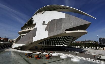 Cubierta del Palau de les Arts, en Valencia, con parte del revestimiento cer&aacute;mico arrancado ante el riesgo de ca&iacute;da. 