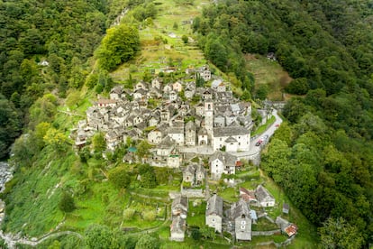 Es difícil escoger el mejor pueblo para captar la imagen más típica de la Suiza más rural. Nos vamos por ejemplo a los Grisones, un cantón que destaca por su belleza en bruto, en un país donde todo rincón es una vista de postal. Allí encontramos la Suiza de Heidi (que en la ficción nació aquí) y hay zonas todavía por explorar casi en solitario. Por ejemplo, Val Fex, que, perdido en el tiempo y en el espacio, se oculta entre montañas incrustadas de glaciares, bosques de alerces y prados. La puerta de entrada al valle es Sils-Maria, entre los lagos de Sils y Silvaplana, a 10 kilómetros de la popular St. Moritz. Es un apacible pueblo de chalés color pastel y tejados de pizarra, con glaciares espectaculares como telón de fondo. Entre sus admiradores de diversas épocas se encuentran personajes como Nietzsche, Chagall, Strauss y David Bowie. Es la entrada a Val Fex, que puede recorrerse a pie o en coche de caballos hasta los pueblecitos de Fex-Platta y Fex-Cresta, testimonio de cómo eran los Alpes antes de la llegada de turistas. En otro cantón más sureño, el apacible Tesino, podemos ir al fotogénico Val Verzasca para admirar pueblos como Corippo, el más pequeño del país, y recobrar el aliento tras saltar colgado de un cable emulando a James Bond desde la presa de Verzasca de 220 metros de altura. Corippo tiene solo 13 habitantes y parece más una familia que un pueblo. Desparramándose por una colina arbolada de Val Verzasca, sus casas de granito, con las montañas de fondo, resultan muy fotogénicas.