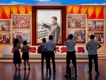 PUn grupo de personas miran imágenes del presidente chino, Xi Jinping, en el Museo de Historia del Partido Comunista de China recién inaugurado en Pekín