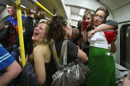 Algunos pasajeros en el metro de Londres bebiendo alcohol. Esta fiesta tuvo lugar en junio de 2008 como despedida simbólica, pues en esa fecha se prohibió consumir alcohol a bordo.