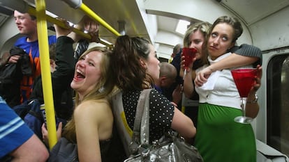 Algunos pasajeros en el metro de Londres bebiendo alcohol. Esta fiesta tuvo lugar en junio de 2008 como despedida simbólica, pues en esa fecha se prohibió consumir alcohol a bordo.