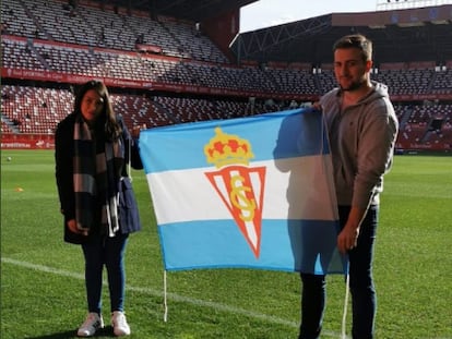 El aficionado del Real Sporting de Gijón Matías Gabriel Espósito junto a su novia en El Molinón.