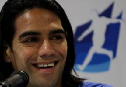 El delantero de la selección colombiana de fútbol Falcao García participa este 15 de octubre de 2013 en una rueda de prensa en Bogotá (Colombia).