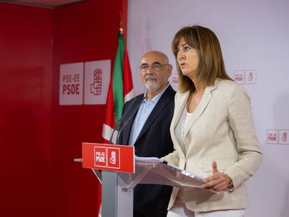 Idoia Mendía, secretaria general del PSE, interviene en la sede de Bilbao en presencia de José Antonio Pastor.