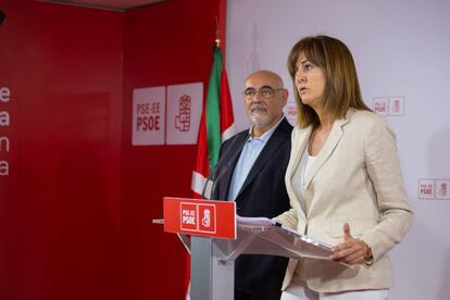 Idoia Mendía, secretaria general del PSE, interviene en la sede de Bilbao en presencia de José Antonio Pastor.