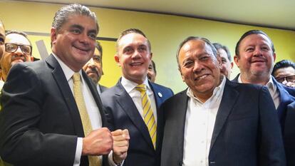 Luis Espinosa Cházaro con Jesús Zambrano, tras registrarse como aspirante a la jefatura de Gobierno de la capital, en noviembre de 2023.