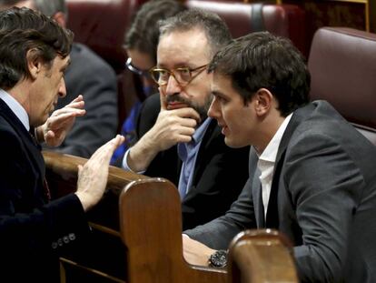 Rafael Hernando (PP), con Juan Carlos Girauta y Albert Rivera (Ciudadanos) en el Congreso.