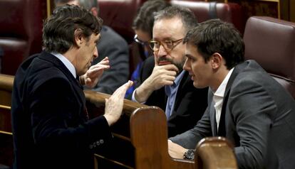 Rafael Hernando (PP), con Juan Carlos Girauta y Albert Rivera (Ciudadanos) en el Congreso.