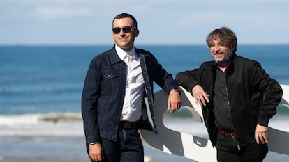 El periodista Jordi Évole (derecha) posa junto al director y guionista, Márius Sánchez, durante la presentación del documental 'No me llame Ternera', el 23 de septiembre en el 71 Festival Internacional de Cine de San Sebastián. Juan Herrero