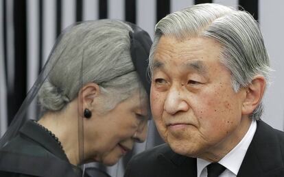 Akihito y la emperadora Michiko, ante el altar en Tokio del príncipe Tomohito, en 2012.