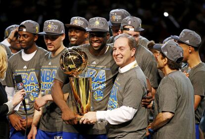 Draymond Green celebra el titulo con Joe Lacob 