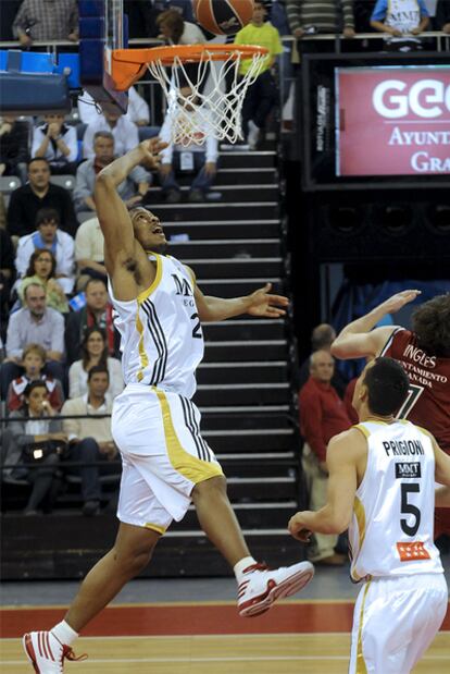 Morris Almond entra a canasta en el partido ante el Granada.