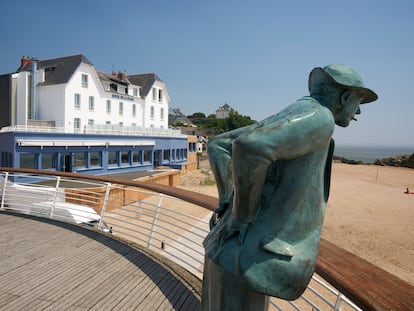 Estatua del Sr. Hulot  en Saint-Marc-sur-Mer con el Hotel de la Plage. Ubicación de la película 'Las vacaciones del señor Hulot' (1953), la película de Jacques Tati.